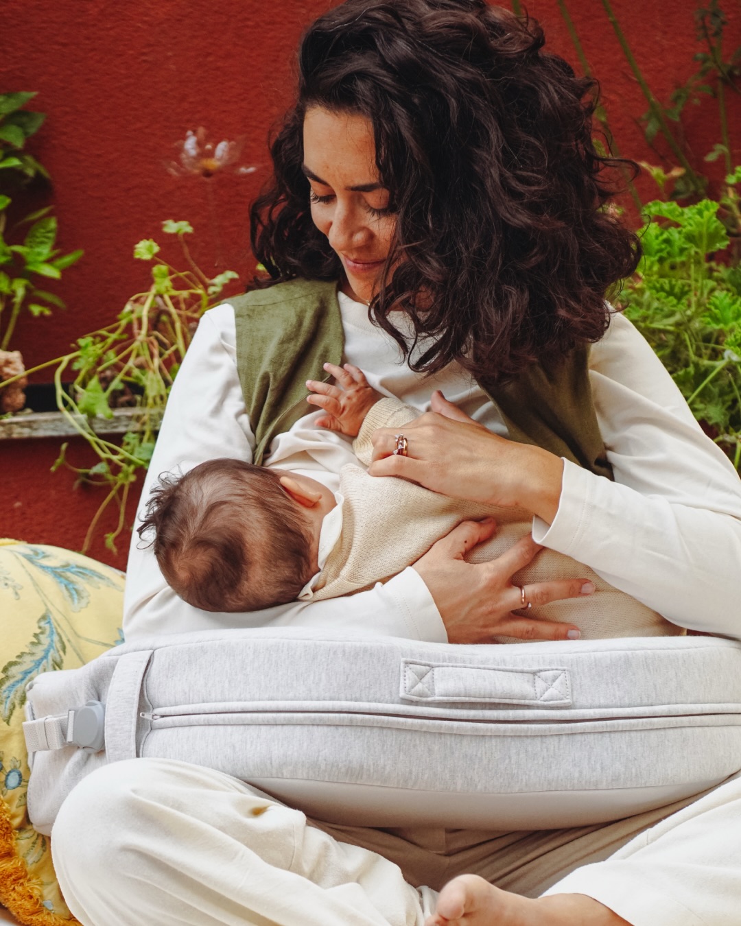 Una pequeña zona de confort, creada para dos ✨
Elysia® @inglesinababy.spain incorpora, en el lado del bebé, una zona con densidad diferenciada, diseñada para sostener suavemente la zona lumbar y favorecer una correcta alineación de la cabeza y la parte superior del cuerpo durante la toma. Un espacio suave y acogedor creado para tu pequeño 👶🏻 Descubre Elysia®
...
#inglesina #inglesinababy #babywellness