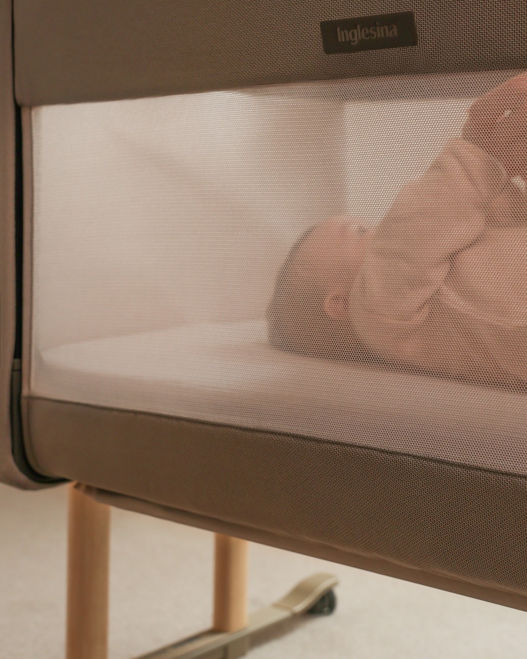 Las noches más tranquilas empiezan con la cercanía 🌙💛
Con Welcome Bed® @inglesinababy.spain, tu bebé descansa a tu lado en un espacio acogedor y protegido, diseñado para favorecer el vínculo y la continuidad desde los primeros días.
Las amplias ventanas de malla y el panel lateral deslizante te permiten ver y tranquilizar a tu bebé con un simple gesto, haciendo que cada despertar nocturno sea más natural y cada momento de cuidado más fácil.
Descubre más
...
#inglesina #inglesinababy #babywellness