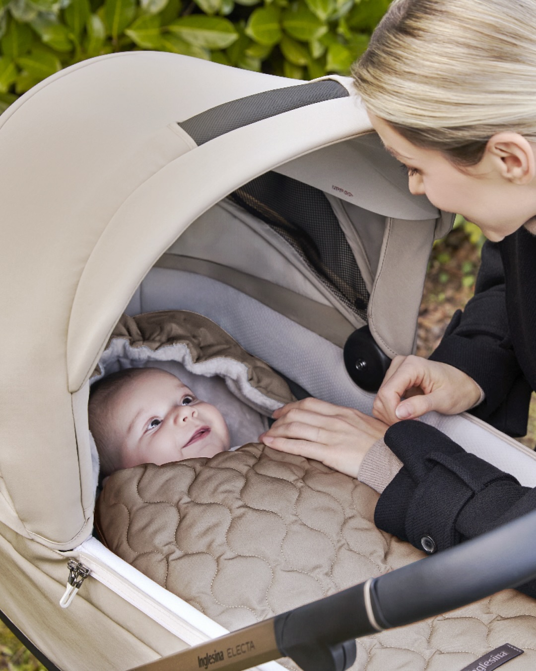 ¿Hace frío fuera? ¡Salimos igualmente! 🤍🍂
Con el saco de invierno @inglesinababy.spain, cada paseo se convierte en un cálido abrazo. Su suave interior de forro polar envuelve a tu pequeño en el máximo confort, incluso cuando bajan las temperaturas ✨
Porque lo mejor de salir juntos no entiende de estaciones.
...
#inglesina #inglesinababy #babywellness